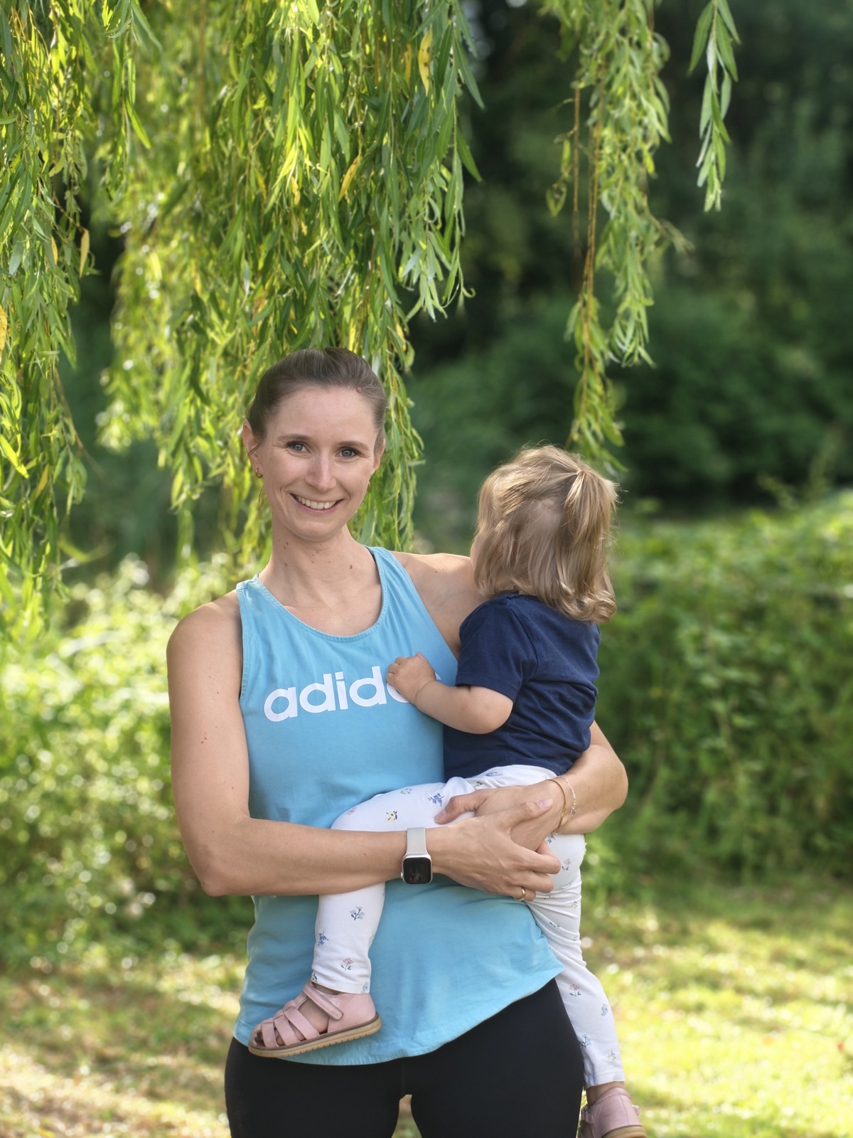 Charlotte Riethmann mit ihrem Kind im Grünen